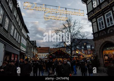 GOSLAR, ALLEMAGNE - 31 décembre 2020: Un groupe de touristes au marché de Noël à Goslar City, Allemagne Banque D'Images