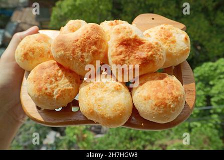 Pile de pain frais de Pao de Queijo maison ou de fromage brésilien avec une paire de coeur en forme de dessus Banque D'Images