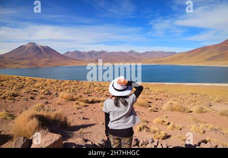 Une femme qui a été impressionnée par le lac Miscanti, le lagon altiplanique étonnant de la réserve nationale de Los Flamencos, région d'Antofagasta, Chili Banque D'Images