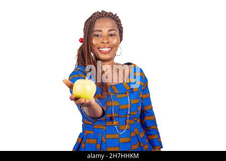 belle femme d'affaires adulte tenant et donnant une pomme fraîche tout en souriant Banque D'Images