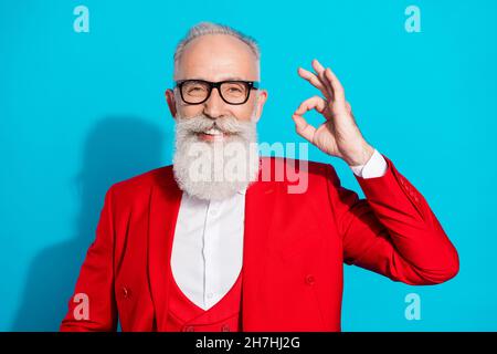 Photo portrait homme âgé dans des lunettes montrant un signe correct sourire isolé bleu vif fond de couleur Banque D'Images