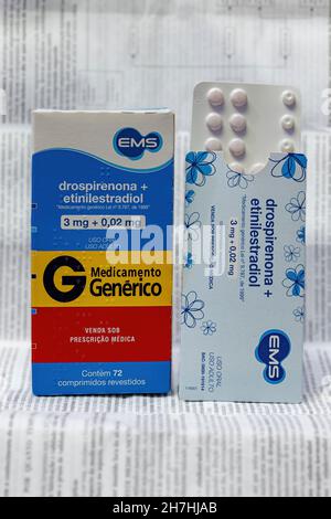 Cassilandia, Mato Grosso do Sul, Brésil - 11 20 2021: Boîte de contraceptifs génériques ethinylestradiol et Drospirenone en portugais Banque D'Images