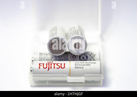 Cassilandia, Mato Grosso do Sul, Brésil - 11 20 2021 : piles AA de Fujitsu et technologie ni-mh dans un support de batterie sélectif Focus Banque D'Images