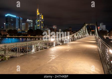 Pont de fer Eiserner Steg avec vue sur le panorama nocturne de Francfort-sur-le-main Banque D'Images