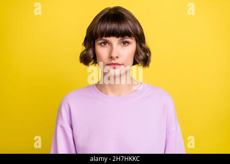 Portrait de contenu attrayant calme brun-cheveux fille portant un pull confortable isolé sur fond jaune vif de couleur Banque D'Images