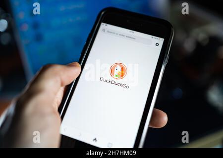 Bangkok, Thaïlande - 23 novembre 2021 : iPhone 7 montrant son écran avec DuckDuckGo, un moteur de recherche Internet avec application de protection de la vie privée. Banque D'Images