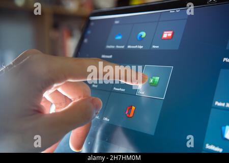 Bangkok, Thaïlande - 20 novembre 2021 : utilisateur d'ordinateur touchant l'icône Microsoft Excel pour ouvrir le logiciel. Banque D'Images