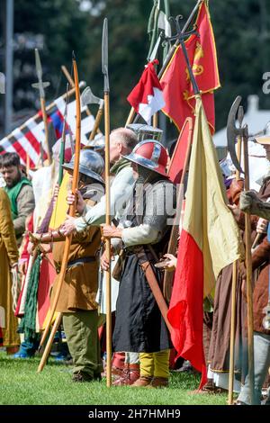 Les participants médiévaux de reconstitution se réunissent dans Crown Meadow avant une exposition de la bataille d'Evesham Banque D'Images