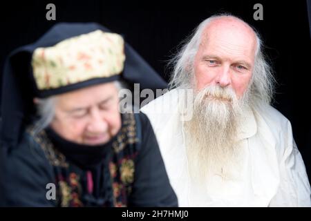 Un couple âgé habillé comme des commerçants médiévaux avant une exposition de la bataille d'Evesham. Banque D'Images