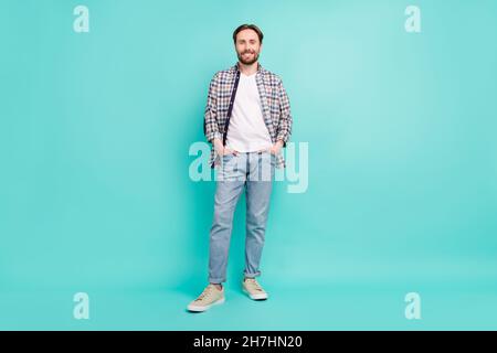 Pleine longueur corps photo homme porter des vêtements décontractés sourire isolé pastel turquoise couleur fond Banque D'Images