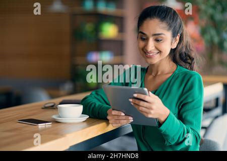 Bonne dame indienne SMM responsable travaillant au café Banque D'Images