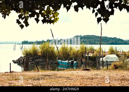 Petits bateaux amarrés sur le lac Trasimeno (Ombrie, Italie, Europe) Banque D'Images