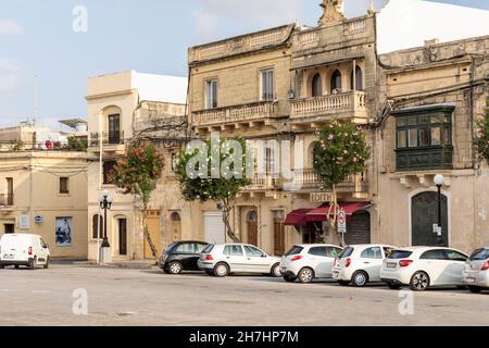 Architecture traditionnelle maltaise à Pjazza San Nikola, Siġġiewi, Malte, Europe Banque D'Images