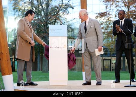 Le Prince de Galles (centre) dévoile une plaque avec le PDG d'AstraZeneca Pascal Soriot lors d'une visite à AstraZenaca pour ouvrir officiellement son nouveau centre mondial de recherche et développement au campus de Cambridge Biomedical.Date de la photo: Mardi 23 novembre 2021. Banque D'Images