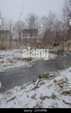 Aachen Eilendorf: Nirmer Platz mit Haarbach im Winter Banque D'Images