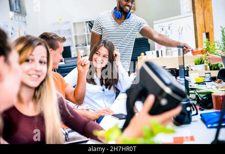 Groupe de jeunes employés travailleurs s'amuser avec les lunettes de réalité virtuelle vr dans un studio urbain alternatif - concept d'affaires de la ressource humaine Banque D'Images