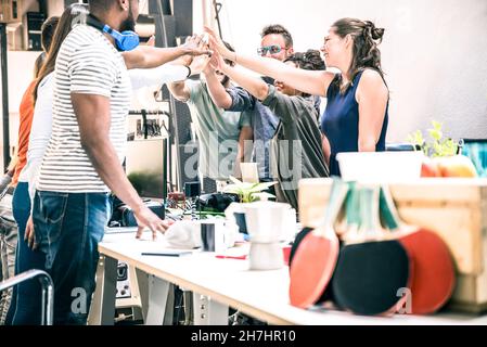 Les jeunes travailleurs en démarrage regroupent des mains empilées dans un studio urbain Pendant le projet de brainstorming d'entrepreneuriat - concept d'entreprise de la ressource humaine Banque D'Images