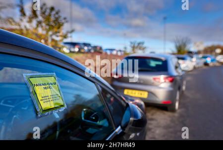 Voiture avec ticket de parking à la fenêtre Banque D'Images