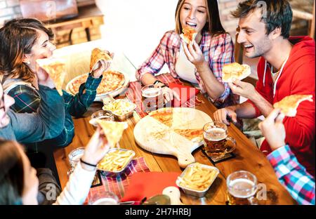 Les jeunes qui mangent de la pizza à emporter à la maison lors d'une réunion de famille - concept de style de vie d'amitié avec des amis heureux appréciant le temps ensemble s'amuser Banque D'Images