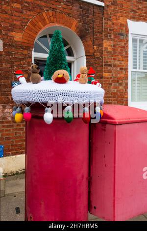 Décoration de Noël en tricot et Crotchetted sur une boîte postale à Grantham, Lincolnshire, Angleterre.Bombardement de fils Banque D'Images