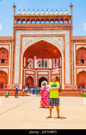 Le voyageur et le touriste pose devant la célèbre porte du Taj Mahal Tadsch Mahal à Agra Uttar Pradesh Inde. Banque D'Images