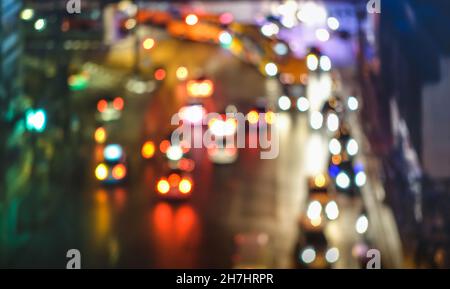 Bokeh multicolore de voitures à l'heure de pointe dans la zone urbaine de New York - embouteillage délocalisé à l'intersection de l'autoroute - concept de transport Banque D'Images