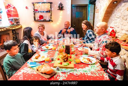 Grande famille multi-génération s'amuser à l'événement dîner de vacances - hiver x mas concept à propos de grands parents manger avec les enfants à la maison Banque D'Images