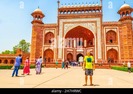 Le voyageur et le touriste pose devant la célèbre porte du Taj Mahal Tadsch Mahal à Agra Uttar Pradesh Inde. Banque D'Images