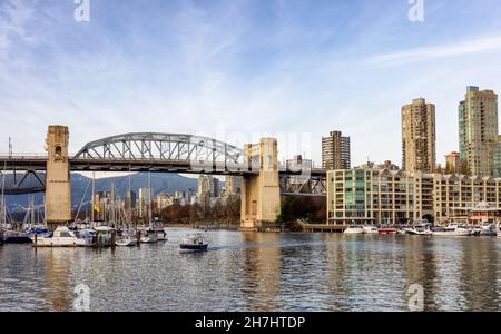 Vancouver, Colombie-Britannique, Canada - le 17 novembre 2021 : vue sur les bateaux dans une marina et un paysage urbain moderne pendant une journée ensoleillée d'automne. Banque D'Images
