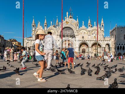 Les enfants jouent devant la basilique Saint-Marc, Piazza San Marco, Venise, Italie Banque D'Images