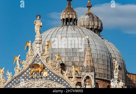 Dômes de la basilique Saint-Marc, Piazza San Marco, Venise, Italie Banque D'Images