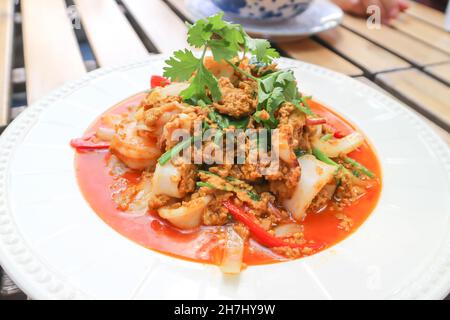 Fruits de mer sautés en poudre de curry, calmars frits en sautés au curry jaune ou calmars frits par Stir et crevettes frites au curry Banque D'Images