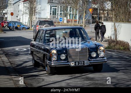 Reykjavik, Islande - 12 2021 juin : une Mercedes noire W108/109 en voiture dans la rue du centre-ville de Reykjavik.Personnes marchant, jour ensoleillé. Banque D'Images