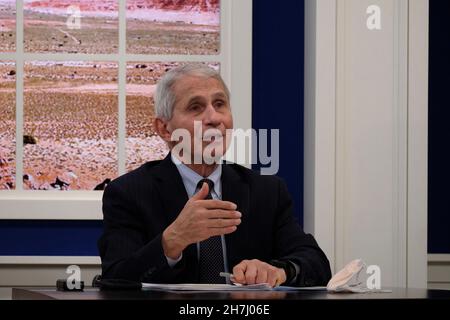 Washington, États-Unis d'Amérique.15 novembre 2021.Le Dr Anthony Fauci, directeur de l'Institut national des allergies et des maladies infectieuses, au cours d'une discussion sur Covid-19 et les communautés autochtones lors du Sommet des nations tribales de la Maison-Blanche par liaison vidéo de l'Auditorium de la Cour du Sud dans l'édifice Eisenhower du bureau exécutif le 15 novembre 2021 à Washington, D.C. crédit :Tami A. Heilemann/États-UnisService intérieur/Alamy Live News Banque D'Images