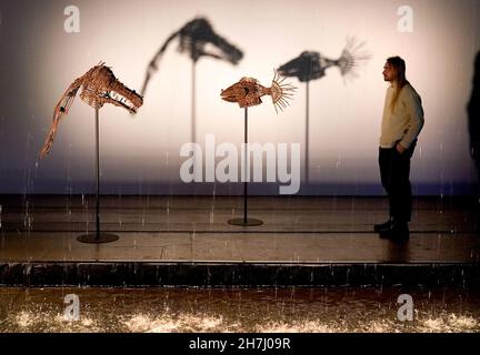 Alexander Story Gordon, conservateur adjoint au tramway de Glasgow, voit des masques hicker présentés dans l'exposition Khvay Samnang:Calling for Rain.L'exposition de l'artiste cambodgien Khvay Samnang présente également deux rideaux de pluie multicolores de 11 mètres de long.L'exposition pour les enfants et les jeunes se déroule jusqu'au 6 mars 2022.Date de la photo: Mardi 23 novembre 2021. Banque D'Images