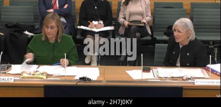 Sarah Healey (à gauche), secrétaire permanente du Département du numérique, de la culture, des médias et des sports (DCMS), et Nadine Dorries, secrétaire d'État au DCMS, qui ont témoigné devant les députés siégeant au Comité du numérique, de la culture, des médias et des sports dans les chambres du Parlement, dans le centre de Londres. Banque D'Images