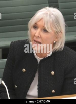 Nadine Dorries, secrétaire d'État au ministère du numérique, de la Culture, des médias et du Sport, présente des témoignages aux députés siégeant à la Commission du numérique, de la Culture, des médias et du Sport des chambres du Parlement dans le centre de Londres. Banque D'Images