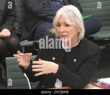 Nadine Dorries, secrétaire d'État au ministère du numérique, de la Culture, des médias et du Sport, présente des témoignages aux députés siégeant à la Commission du numérique, de la Culture, des médias et du Sport des chambres du Parlement dans le centre de Londres. Banque D'Images