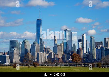 L'horizon emblématique de la ville de New York vu de l'autre côté de l'Hudson lors d'une journée d'automne frais et nuageux Banque D'Images