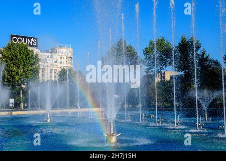 Bucarest, Roumanie, 4 septembre 2021 : fontaine décorative avec de petites gouttes d'eau sur la place Unirii (Piata Unirii) dans le centre-ville, en automne ensoleillé Banque D'Images