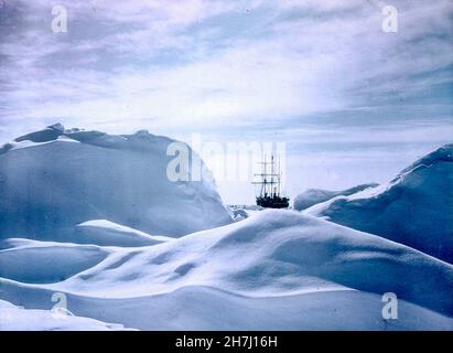 Frank Hurley - Photographie montrant un aperçu, entre des hummocks de neige, du navire 'Endurance', expédition Shackleton - expédition 1914-1917. Banque D'Images