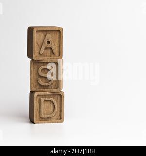 Thème ASD (troubles du spectre autistique). cubes en bois avec l'acronyme ASD, sur fond blanc. Cubes ASD isolés, avec espace de copie pour le texte Banque D'Images