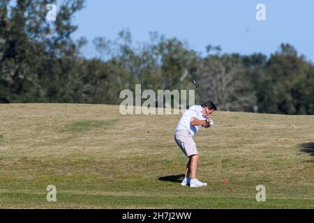 LA NOUVELLE-ORLÉANS, LA, Etats-Unis - 12 NOVEMBRE 2021: Golfeur à mi-swing avec un fer Banque D'Images