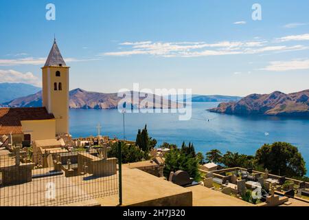 Église Saint-Jean-Baptiste et cimetière, sur une colline surplombant la ville de Baska sur l'île de Krk, comté de Primorje-Gorski Kotar.Aussi appelé Crkva Svetog Ivana. Banque D'Images