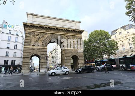 PARIS, FRANCE - 01 octobre 2019 : le monument de la porte Saint-Martin à Paris, France sous un ciel nuageux Banque D'Images