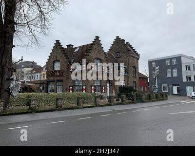 VALKENBURG, PAYS-BAS - 26 décembre 2019 : une autoroute vide et des bâtiments sous un ciel sombre à Valkenburg, pays-Bas Banque D'Images