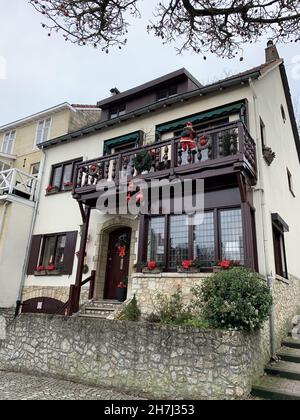 VALKENBURG, PAYS-BAS - 26 décembre 2019 : une photo verticale de maisons joliment décorées à Valkenburg, pays-Bas - ambiance de Noël Banque D'Images