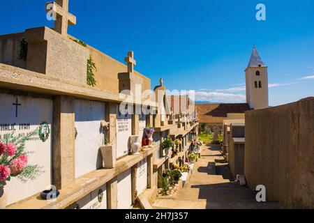 Baska, Croatie - 4 septembre 2021.Église Saint-Jean-Baptiste et cimetière, sur une colline surplombant la ville de Baska sur l'île de Krk, comté de Primorje-Gorski Kotar Banque D'Images