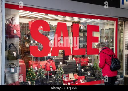 Munich, Allemagne.23 novembre 2021.Affiche de vente énorme.Les gens font du shopping avec les ventes du Vendredi fou et de Noël à Munich, en Allemagne, le 23 novembre 2021.(Photo par Alexander Pohl/Sipa USA) crédit: SIPA USA/Alay Live News Banque D'Images