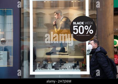 Munich, Allemagne.23 novembre 2021.Les gens font du shopping avec les ventes du Vendredi fou et de Noël à Munich, en Allemagne, le 23 novembre 2021.(Photo par Alexander Pohl/Sipa USA) crédit: SIPA USA/Alay Live News Banque D'Images
